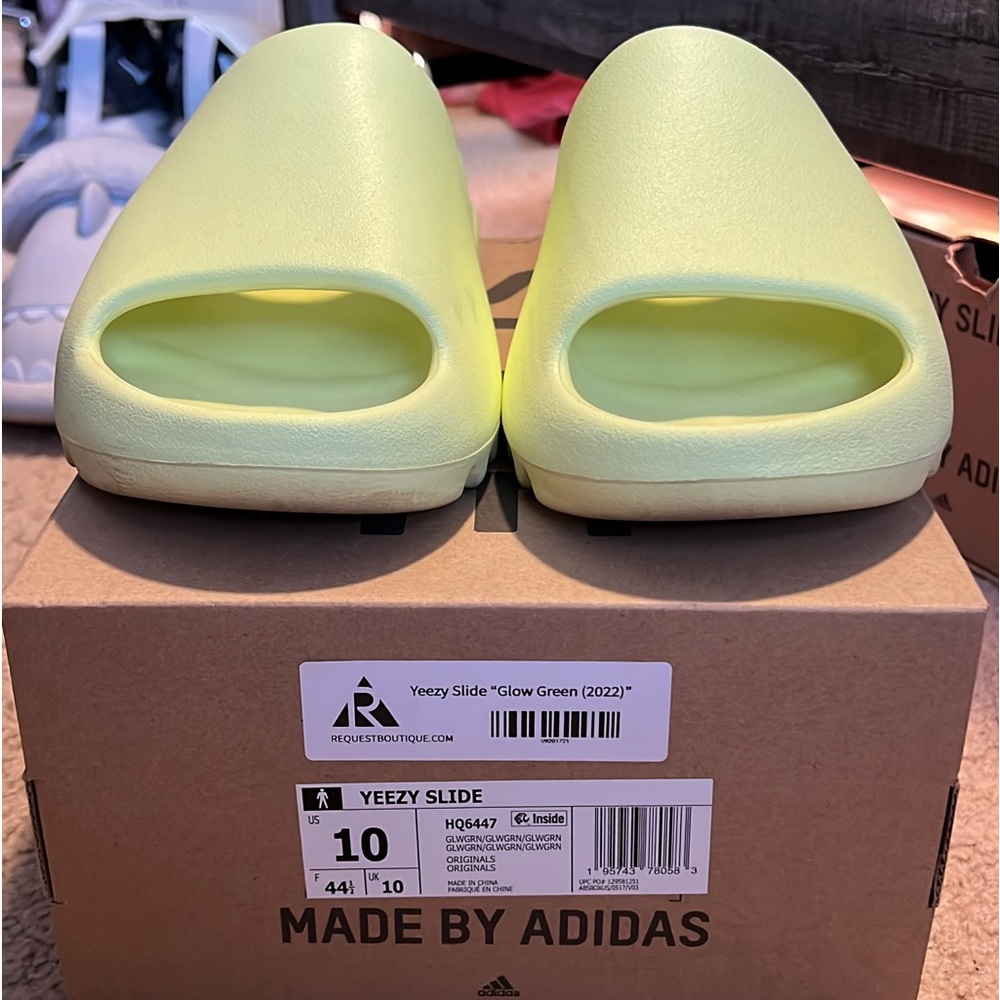 Yeezy Slides ‘Glow Green’ (2022)